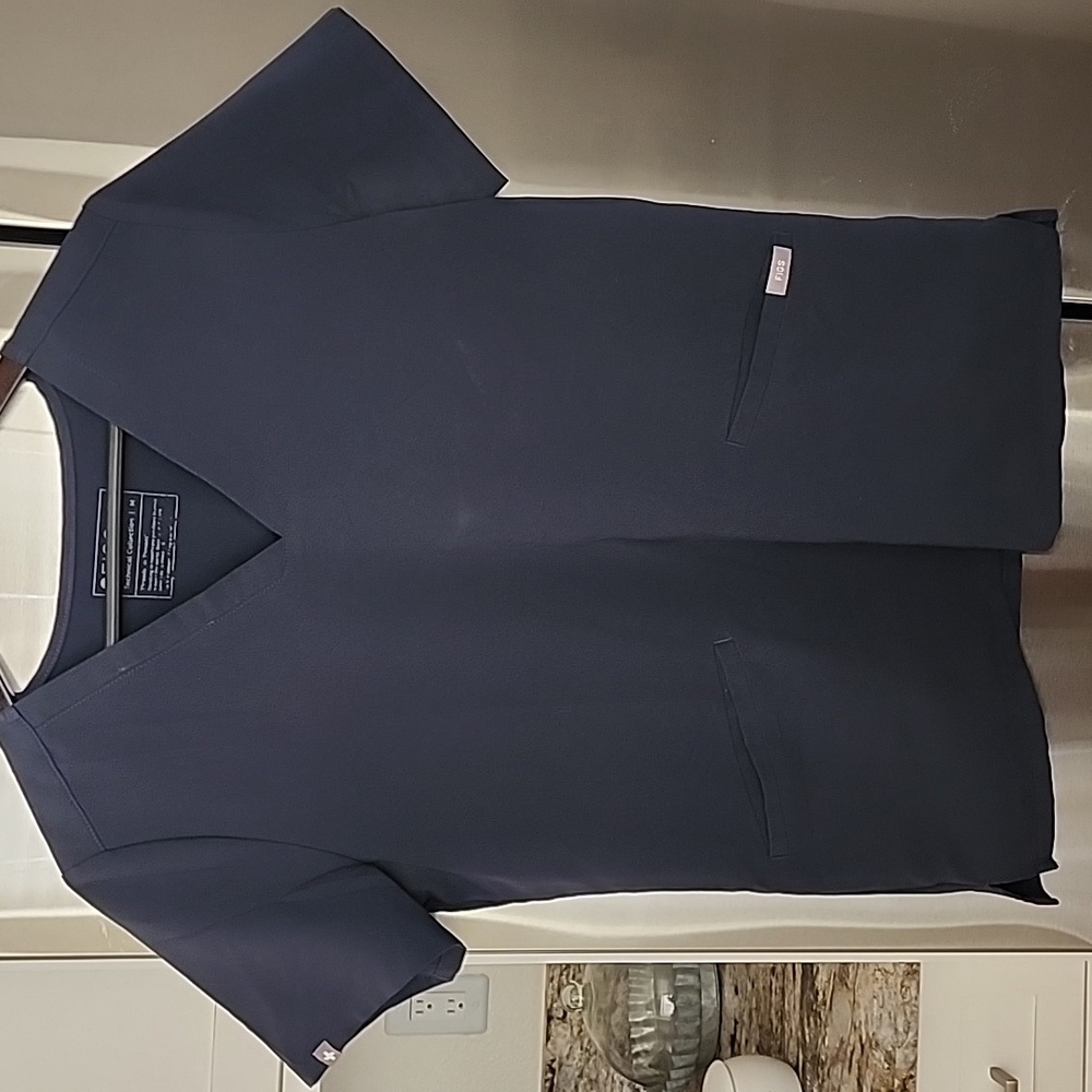 Figs Technical collection Women's 2 Pocket Scrubs Top Size M Style # FW1100